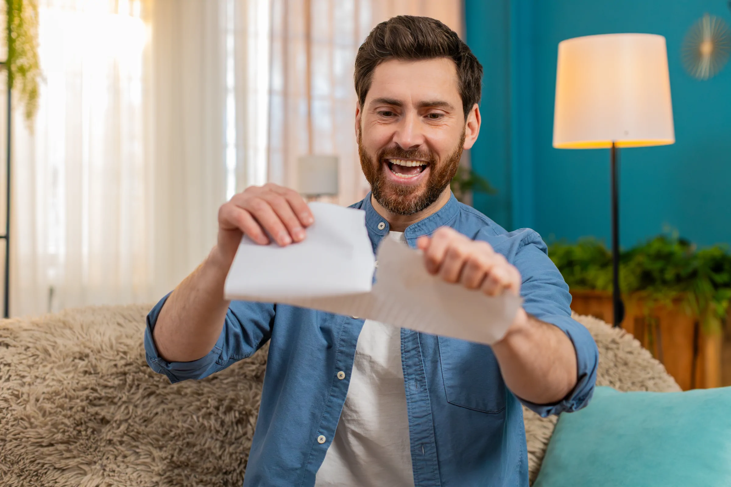 Lachende man die een contract doormidden scheurt