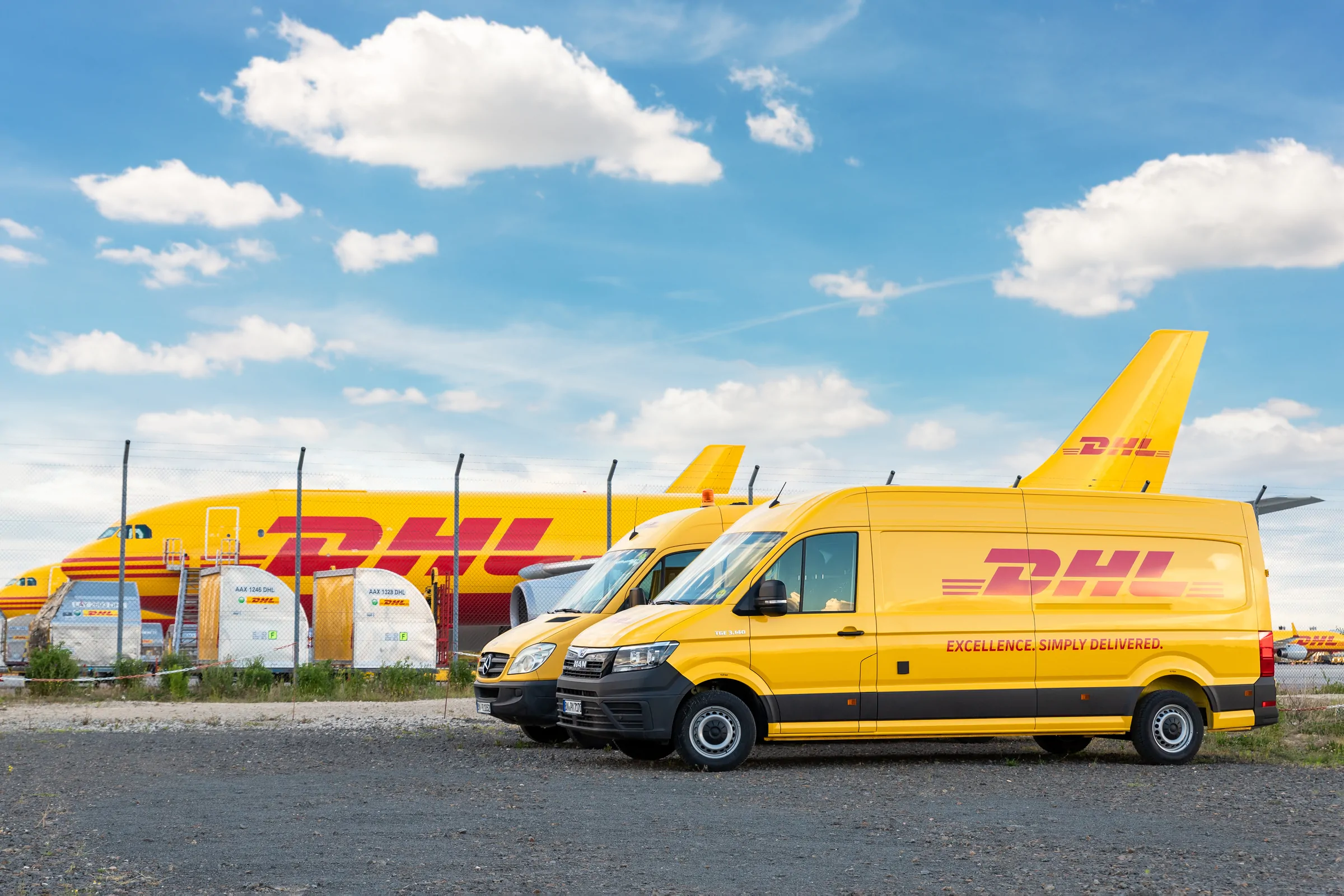 Rij bezorgbussen klaar voor vertrek op een distributiedepot
