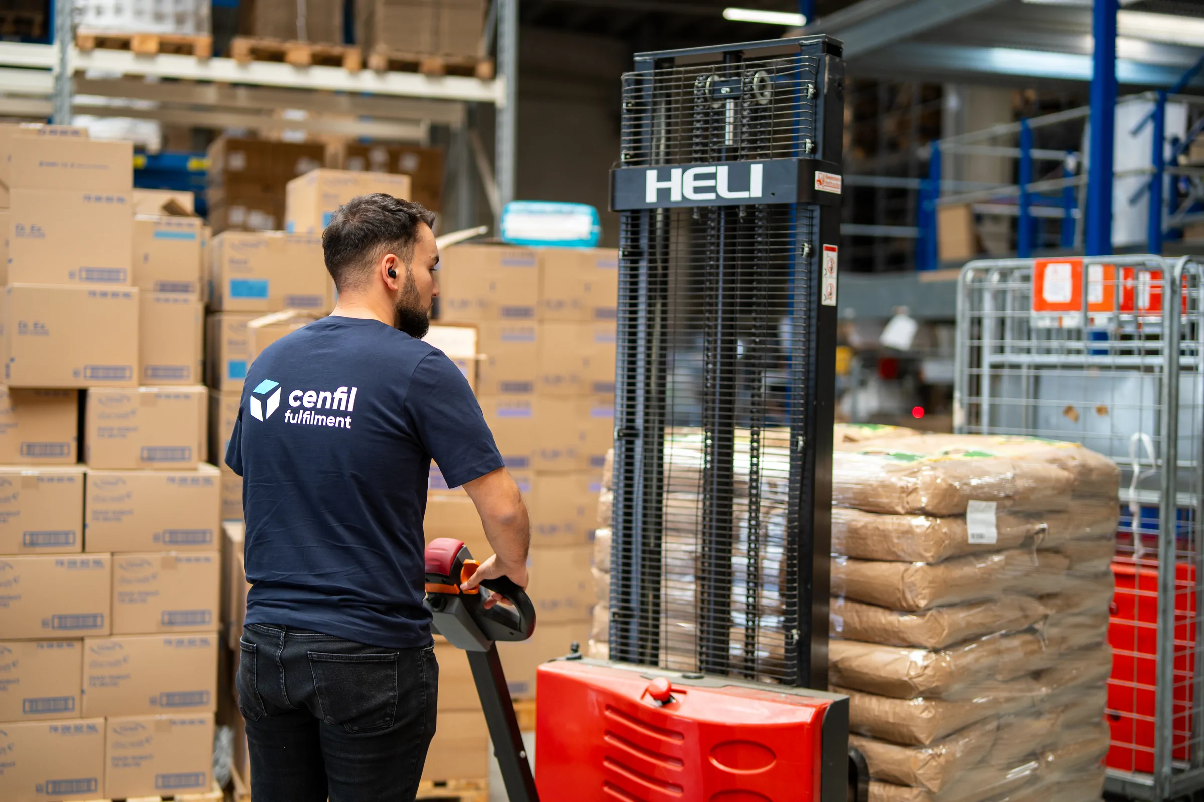 Medewerker verplaatst een pallet met zakken voer