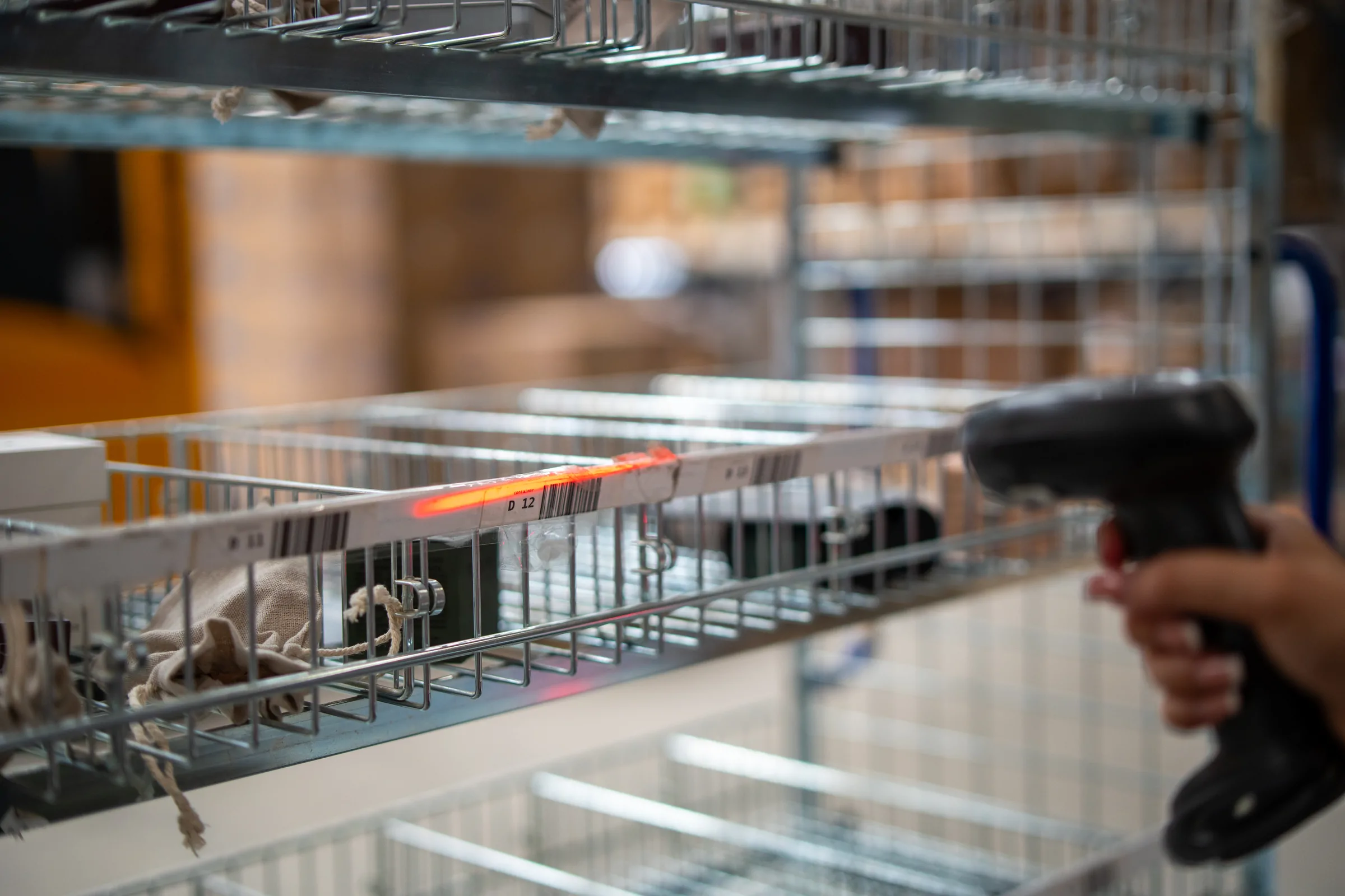 Handscanner op een orderwagen met kleine artikelen