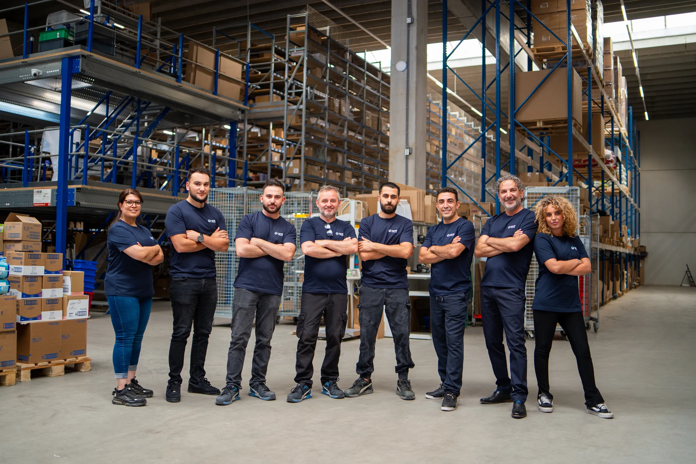 Het voltallige team van Cenfil Fulfilment in het magazijn